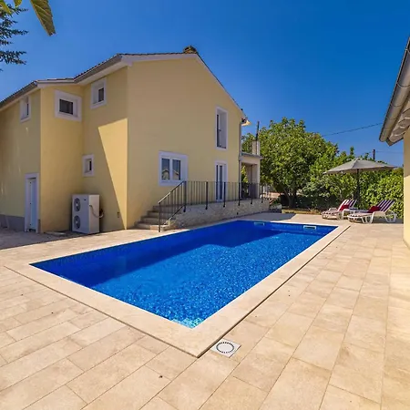 House Oliva With Pool بيت للعطل *